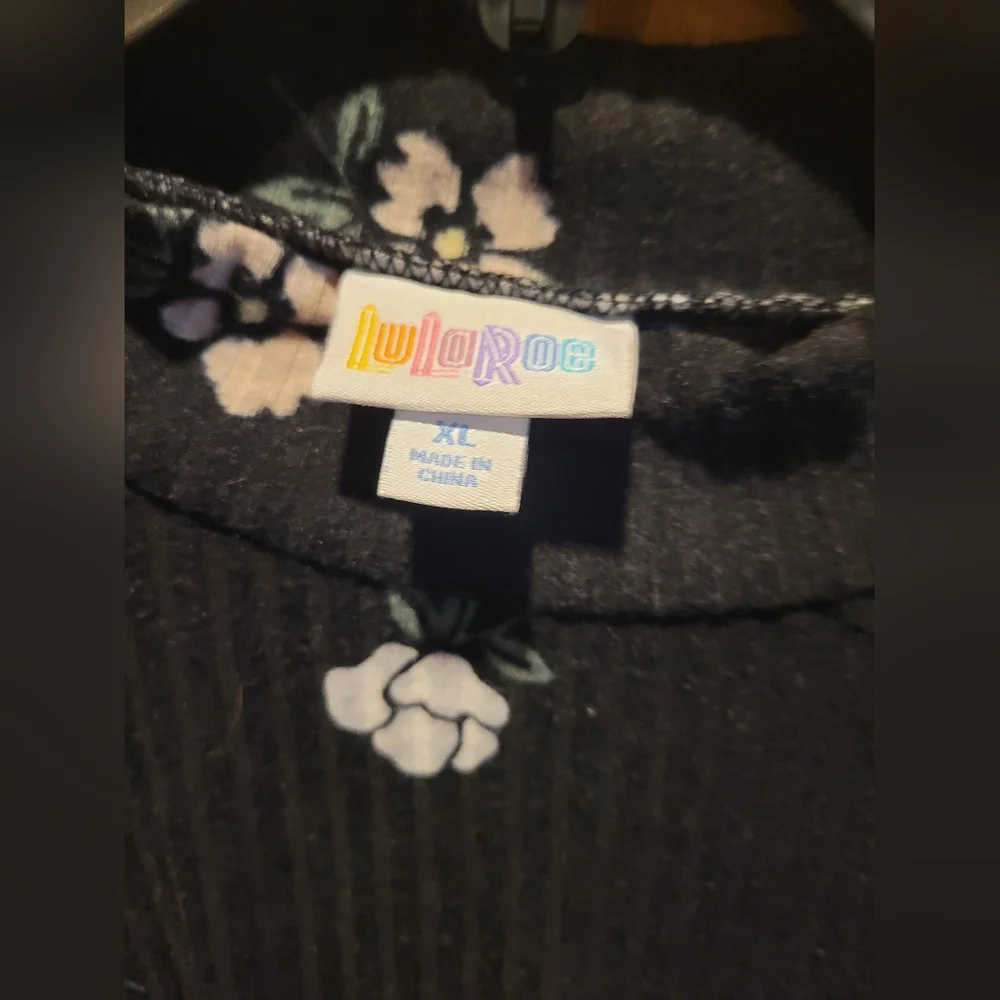 LulaRoe Ruth Top - Picture 2 of 4